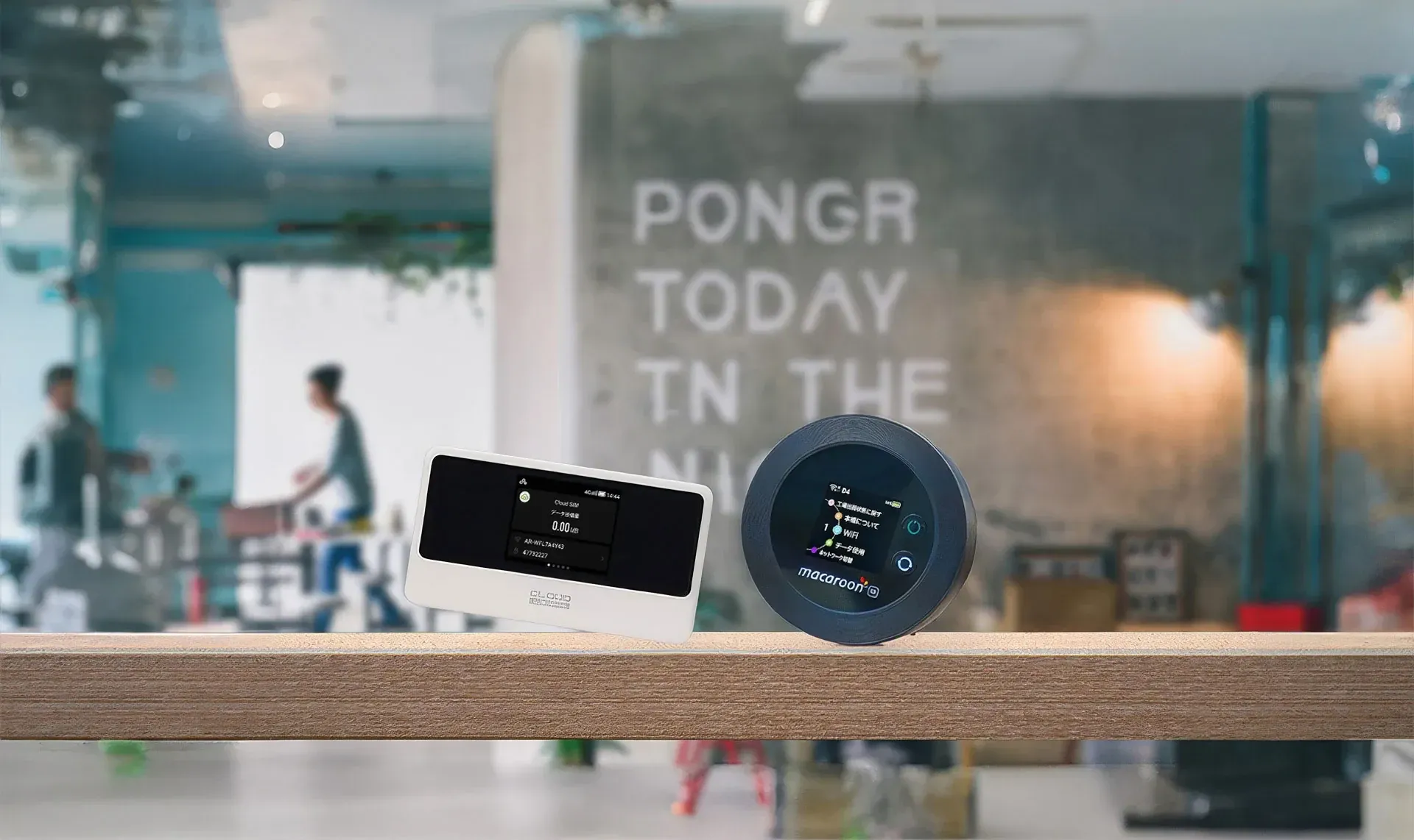 カフェの棚に置かれたNomad WiFiのモバイルルーター2台